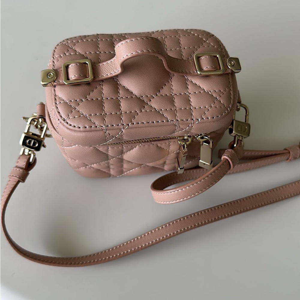 100% authentic- CHRISTIAN DIOR
Lambskin Cannage Micro Vanity Case Rose Des Vents